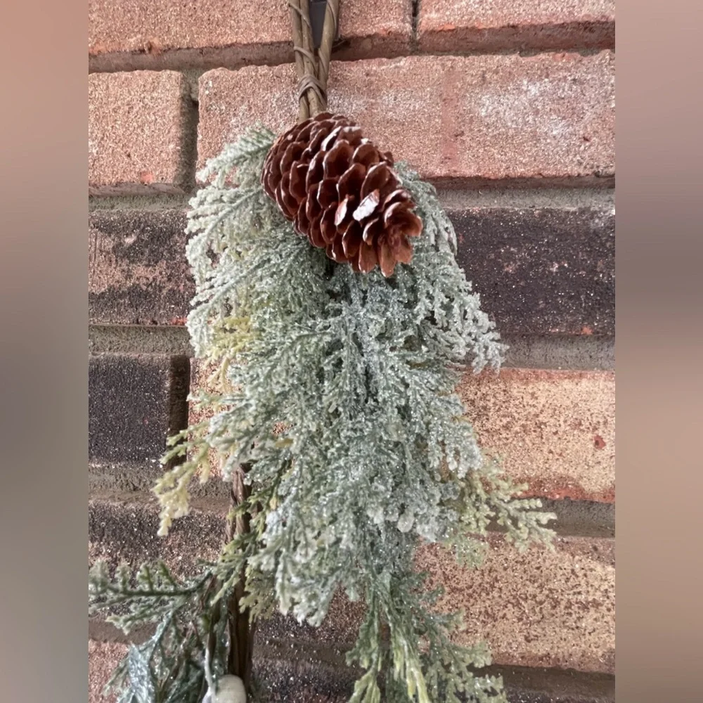 *Sparkle Cedar & White Berry Garland
